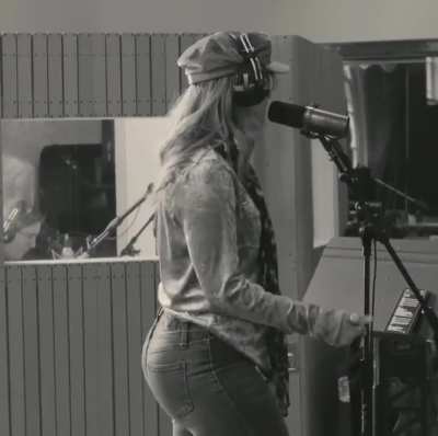 Just admire her side profile. 💜