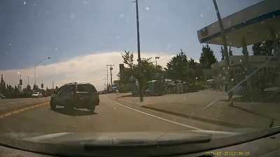 Road rage dumbfuck throws an axe at another car and it gets stuck in the windshield