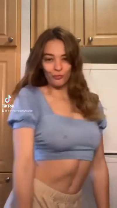sexy chick with no bra🔥😈🔥