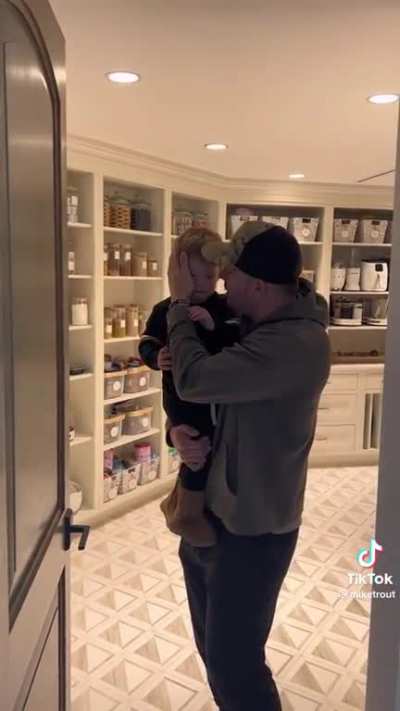 [Mike Trout] Mike Trout gaslights a child