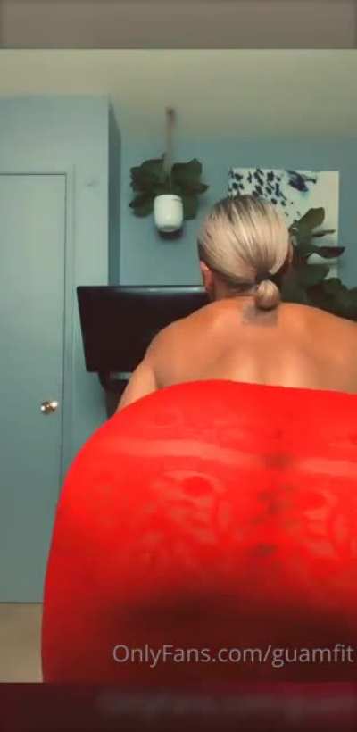 Shawty lightskin tatted, ass phat so I grabbed it