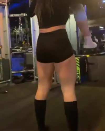 &bdquo;I&lsquo;m just gonna film them awesome squatting skills&ldquo;