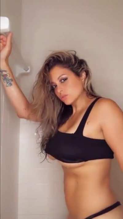 Gloria shower tease