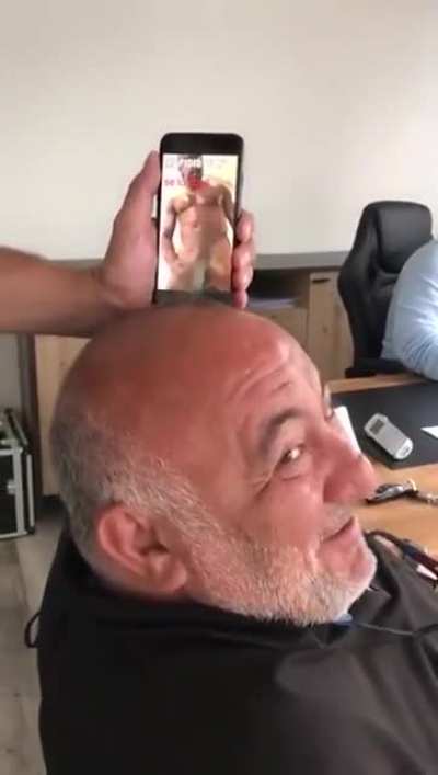 Teyip seçmeninin başını okşuyor.