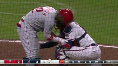 [Highlight] Travis d'Arnaud and Andrew McCutchen share a passionate rubbing moment