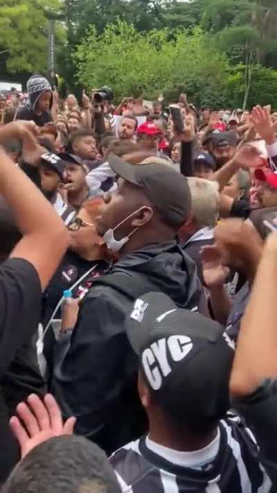 Torcida organizada do Corinthians gritando na avenida paulista: “Doutor, eu não me engano. O Bolsonaro é miliciano e terrorista