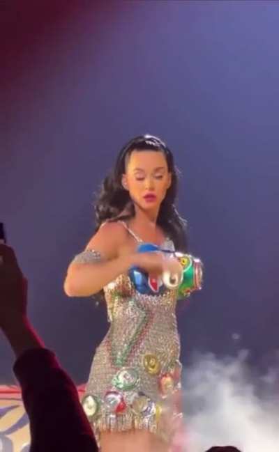 Katy Perry has a &ldquo;malfunction&rdquo; during her performance ?