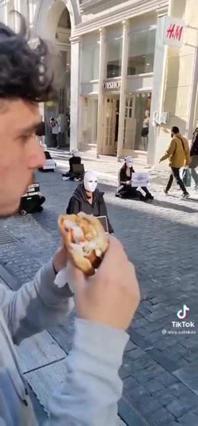 HOLA QUE TA CHENDO YO COMIENDO Y TU NO POR QUE ESTAS EN HUELGA DE HAMBRE 🤣🤣😂😂👉👉