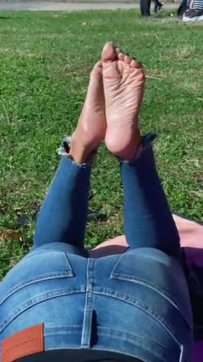 When you see a pretty women with pretty feet sole posing in public 👀