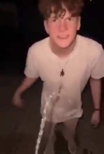 U can't piss here mate 😡😡😡