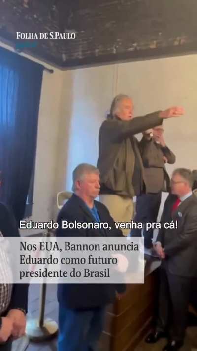 O estrategista da extrema-direita e ex-assessor de Donald Trump, Steve Bannon, logo antes de afirmar que Eduardo Bolsonaro ser&aacute; presidente do Brasil, fez uma sauda&ccedil;&atilde;o nazista ao anunciar que "a pr&oacute;xima parada &eacute; a Alemanha"