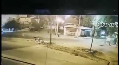 Merlo: Le quisieron robar en la parada de colectivo y mató a un motochorro de 15 años