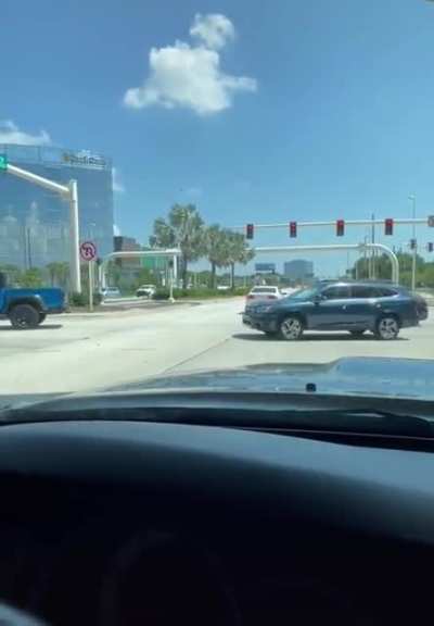 [USA] Guy doesn&rsquo;t know where to stop at a red light