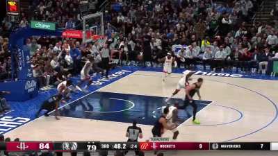 [Highlight] Kyrie finishes between 2 defenders with a absurd reverse off the window