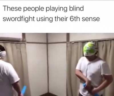 pessoas lutando com espada mas cegas e usando seu 6&ordm; sentido