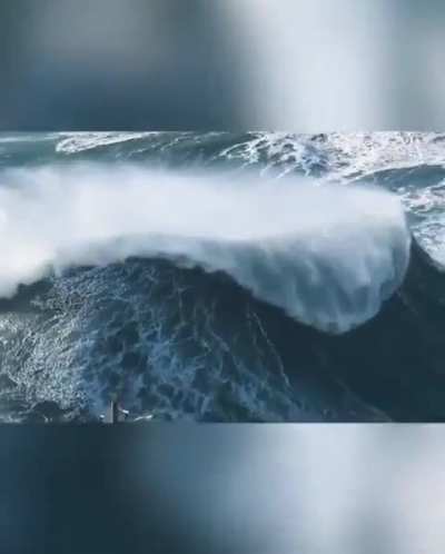 Monster waves captured at Nazar&eacute;, Portugal
