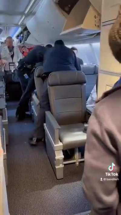 to stay on the plane after an altercation with flight attendant who refused to serve a pre flight alcoholic drink