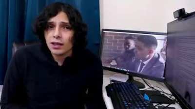 Yo explicando a mi psiquiatra como encajan la venta de Café Infinito Inc., el secuestro de Dippo, la isla de Jeffry Epstein y el episodio 004 dentro del lore de café infinito.