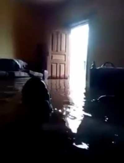 Soy tan exc&eacute;ntrico, que no se me inunda la casa; tengo piscina 🏊&zwj;♂️ en toda ella...😬🤪