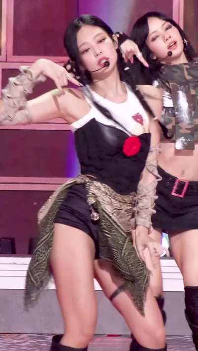 Jennie's cheeks out 🤤