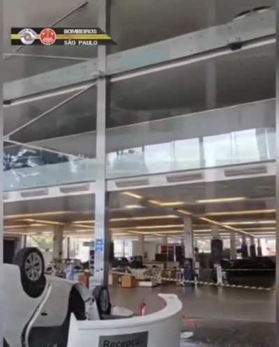 Veh&iacute;culo encima de empleados 💥💥