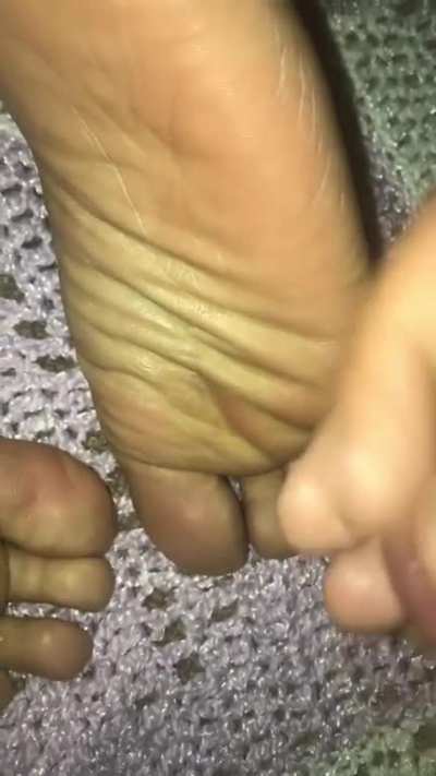 I loved shooting my cum all over my gf&rsquo;s feet 🦶🏼 💦💦