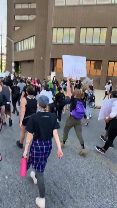 Inmates shouting support and thanks for protestors from their cells