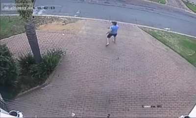 Stay strapped! Thug gets shut down by guy with concealed carry.
