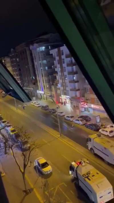 2 TOMA tek bir genci kovaladı