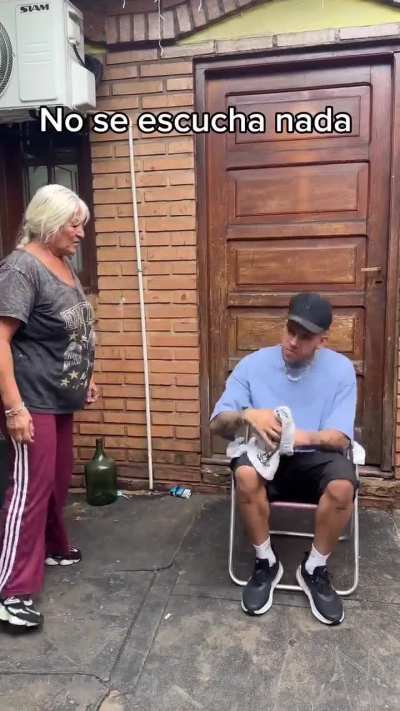 Anomalía acústica monetaria.
