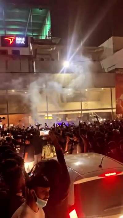 crowd sing along.. sema pa sema pa