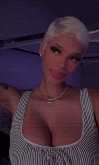 It’s almost nefarious how gorgeous this woman is 🥹😍