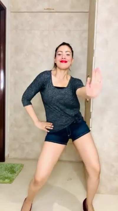 Don&rsquo;t know about you guys but i still find her very sexy 🥵🥵
