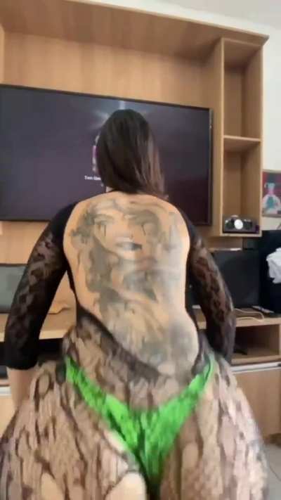 Gostosa tatuada 