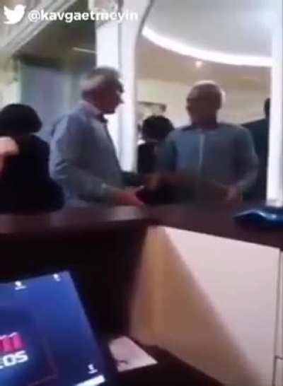 Два идиота не могут разойтись у прохода