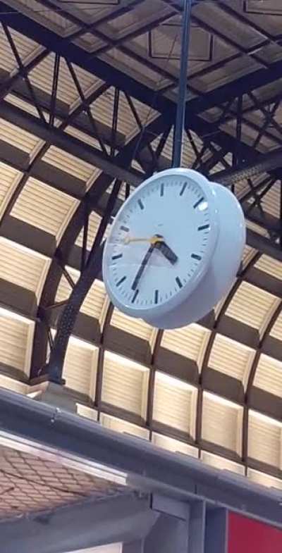 La preuve irr&eacute;futable que la SNCF est un d&eacute;mon mal&eacute;fique du temps (Garde de Bordeaux)