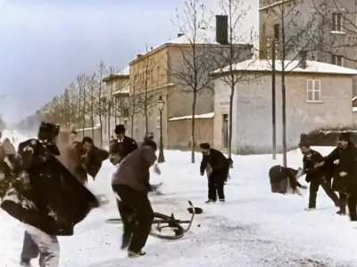 Guerra de bolas de nieve de hace 124 a&ntilde;os (1896) en Lyon, Francia. Filmado por Louis Lumiere, uno de los hermanos inventores del cinemat&oacute;grafo. Cinta restaurada a color y con la velocidad de cuadro x cuadro adecuada.