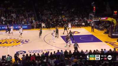 [Highlight] RUSS MAKES IT A 1 POINT GAME 🔥The @Lakers are on a 26-7 run on TNT