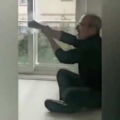 Sigara dumanına nah &ccedil;eken amca ger&ccedil;ek değil sana zarar veremez. Sigara dumanına nah &ccedil;eken amca;