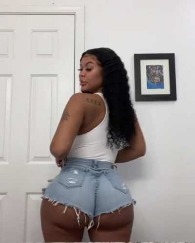Imagine the 🥷&lsquo;s you gotta fight off on the daily with a bih this damn bad and dress like that 😩😩🥺 and the 🐈 fire too