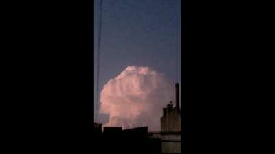 Nube electrica lejana, hoy a eso de las 7-8 PM
