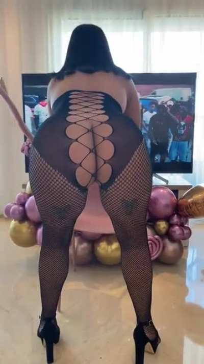 Do we like moms with heels ? F41