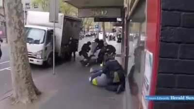 Aussies need to keep fighting back