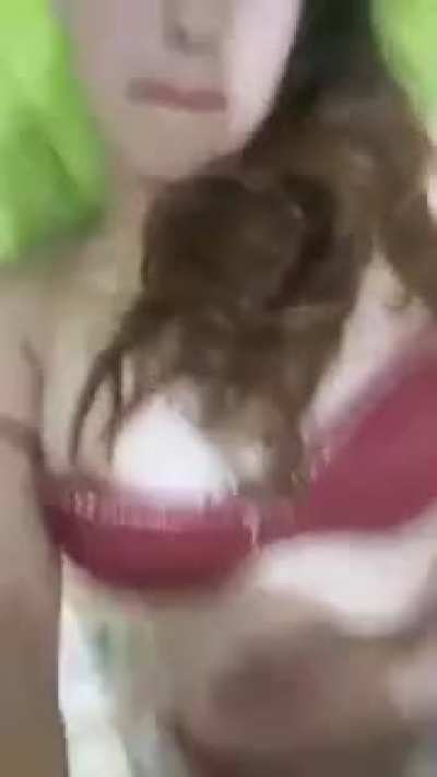 Turk ifsa tarihinin en iyi memeleri bu kadina aittir. 17 dklik bir videosu daha var.