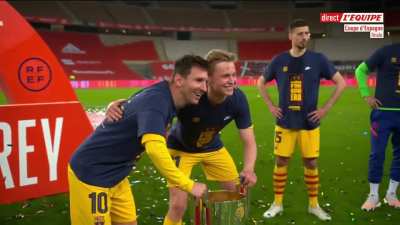 Video of Bar&ccedil;a players queueing up to take a picture of the Copa del Rey trophy with Messi