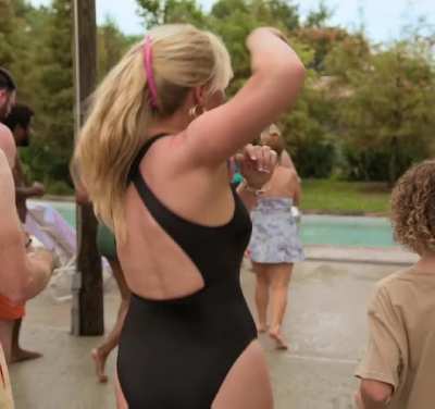 Kirsten Dunst, On Becoming a God in Central Florida (2019)