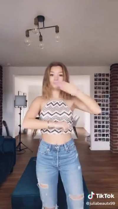Moves verkackt but I can&acute;t blame her.... TikTok vom 11.2.20