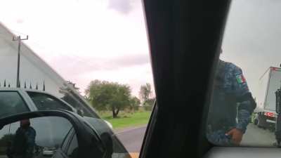 American thinks it's a good idea to antagonise Mexican cops.