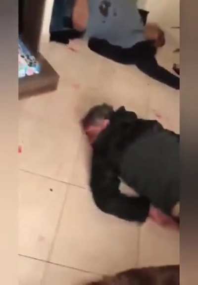 Assaltantes invadem resid&ecirc;ncia de casal, prendem ambos, e esfaqueiam a esposa. Marido consegue se soltar, toma a arma dos assaltantes e mata dois. Ap&oacute;s isso marido &eacute; preso em flagrante.