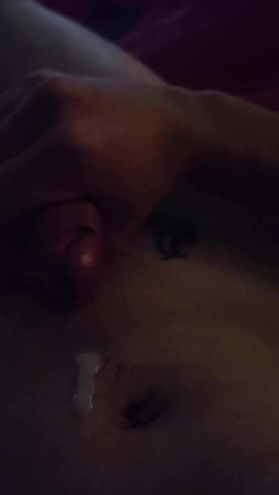 I was watching TV but he wanted a blowjob...so he ends up putting his cum on my lips 🤤🤤